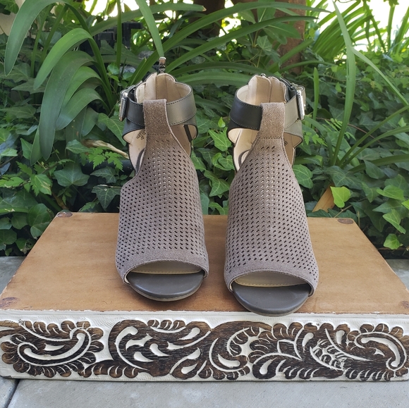 Chic Marc Fisher Suede Block Heel Sandals - Picture 3 of 12